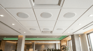 Parlantes de techo instalados en cielo raso de oficina comercial en Colombia